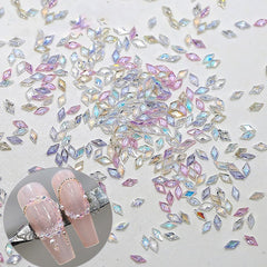 50pcs petits losanges de zircone paillettes pierres à ongles porte-clés couleurs mélangées strass scintillants breloques à ongles Mini losange cristaux à ongles diamant ongles strass breloques à ongles accessoires pour ongles Nail Art