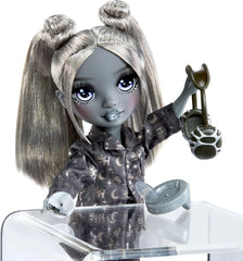 Rainbow High Shadow High Girl's Night - Luna Madison – Poupée mode 28 cm en gris, cheveux gris et tenue avec accessoires et vêtements – Pour petits et enfants à partir de 6 ans