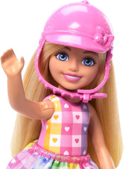 Poupée Barbie Chelsea and Ponies – Bouclez votre ceinture pour jouer et rouler en toute sécurité, selle et marches roses, comprend un casque et une jolie robe à carreaux, 3 ans et plus, HTK29