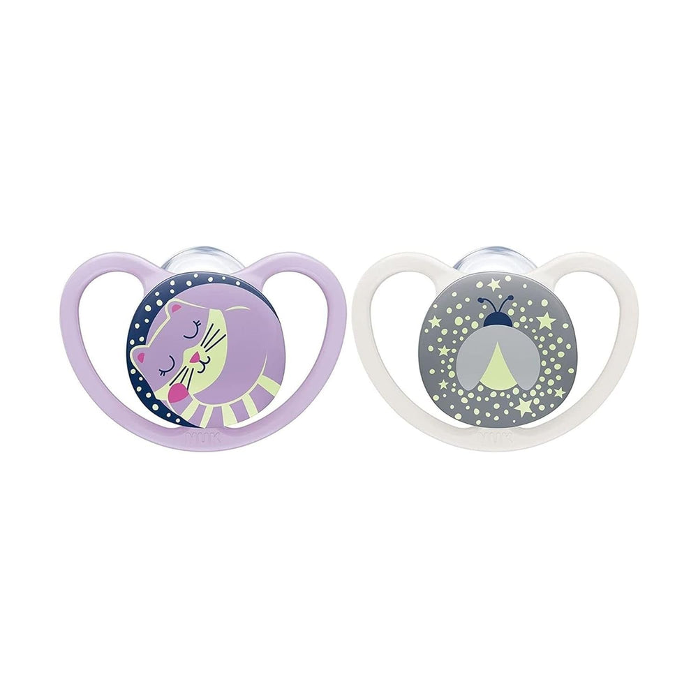 Sucettes NUK Space Night | 6-18 mois | Sucette avec aérations extra larges, brille dans le noir | Silicone sans BPA | Chat et coccinelle | Paquet de 2