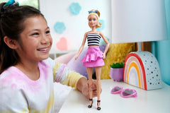 Păpușa Barbie Fashionistas nr. 213, blondă cu top în dungi, fustă roz și ochelari de soare, păpușă de modă de colecționat cu ocazia celei de-a 65-a aniversări, HRH11 Papusi Naty Shop