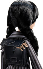 Monster High Wednesday Puppe et Accessoires, Wednesday Addams Sammelfigur in Nevermore Academy Uniform mit Eiskaltem Händchen und Rucksack, Puppenständer, HXJ04