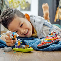 LEGO 60373 City Feuerwehrboot, jeu, l'eau dans l'eau, avec Rennboot, 3 figurines et Jetpack, Feuerwehr-Boot-Spielzeug conçu pour les jeunes et les filles à partir de 5 ans