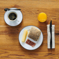 Mäser Nola Series Service à café moderne pour 6 personnes Blanc avec bord noir Service de table 18 pièces Tasses à café Soucoupes et assiettes à dessert – Service à café rond Service à café Blanc