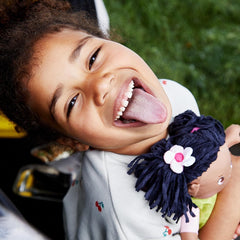 HABA 304576 - Poupée Cari, 30 cm, Poupée douce et en tissu pour enfants à partir de 18 mois, avec vêtements amovibles et cheveux longs