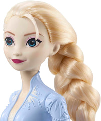 Mattel Disney Princess Elsa Poupée La Reine des Neiges en tenue de voyage, cheveux blonds coiffables, articulation articulée, jupe et bottes amovibles, cadeaux Disney, jouet pour 3 ans et plus, HLW48