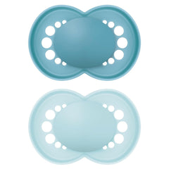 Sucettes MAM Original, paquet de 2, sucettes pour bébé respectueuses des dents, fabriquées à partir de matériaux durables et biorégénérables, tétines en silicone MAM SkinSoft, avec boîte à tétines, 6-16 mois, bleu/bleu clair