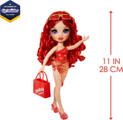 Rainbow High Swim & Style - Ruby (Rot) - 28 cm Große Puppe mit Schimmerndem Pareo, auf 10+ Arten zu tragen - Ausziehbarer Badeanzug, Sandalen, Spielzubehör - Spielzeug - Ideal für 4 bis 12 Jahre