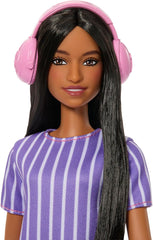 Păpușa Barbie Fashionistas nr. 245, păpușă autistă cu rochie mov cu dungi și accesorii precum fidget spinner, tabletă și căști, JJN58