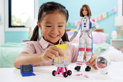 Poupée Barbie 65e anniversaire et 10 accessoires, ensemble astronaute poupée brune, rover à roues, casque spatial avec visière changeante et plus encore, HRG45