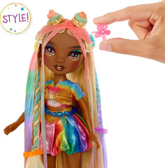 Rainbow High Hair Chalk & Style Doll - Meline - 28 cm Puppe in Regenbogen- und Goldfarben, Auswaschbare Haarkreide, Färben, Stylen, Spielen, Ausspülen & Wiederholen, für Kinder von 4 bis 12 Jahre