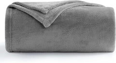 Aisbo Couverture moelleuse Gris - Couverture polaire 150 x 200 cm XL Couverture chaude pour canapé, couverture de vie confortable gris clair douce comme couverture de salon, couverture de canapé pour lits et couvertures d'hiver Besuche den Aisbo-Store Gris 150 x 200 cm