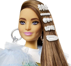 Barbie GYJ78 - Extra Puppe, Regenbogenkleid, Blaue Rüschenjacke, Haustier-Krokodil, Lange brune Haare, mehrlagiges Outfit, Accessoires, Flexible Gelenke, Spielzeug Geschenk für Kinder ab 3 Jahren