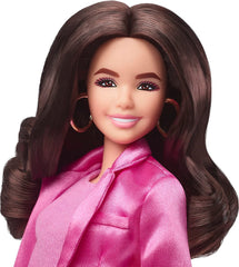Barbie The Movie - Puppe Filme Fans, Gloria im Pink-Hosenanzug, inspiriert von America Ferreras Filmcharakter, beweglichmit High Heels, als Geschenk für Kinder ab 3 Jahren geeignet, HPJ98