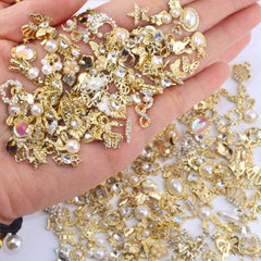 50 pièces de breloques à ongles dorées, mélange de styles, pierres scintillantes, perles, jambes, pierre de naissance, fleurs, strass, perles, bijoux, bijoux, décoration d'ongles DIY pour femmes