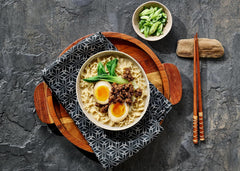 Nissin Demae Ramen – Vită picantă, pachet de 10, tăiței instant în stil japonez cu aromă de vită și condimente asiatice, rapid și ușor de preparat, mâncare asiatică (10 x 100 g)