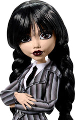Monster High Wednesday Puppe et Accessoires, Wednesday Addams Sammelfigur in Nevermore Academy Uniform mit Eiskaltem Händchen und Rucksack, Puppenständer, HXJ04