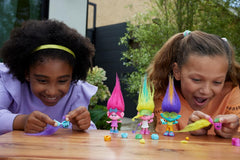 Mattel DREAMWORKS TROLLS Gemeinsam Stark – Haarige Überraschungen Poppy Königin Poppy, Viva, Branch et Guy Diamond Plüschhaar, 2 Haarige Überraschungen, Zubehör, für Kinder ab 3 Jahren, HNF10