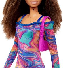 Poupée Barbie Fashionistas no. 206 - Cheveux ondulés et taches de rousseur - Robe moderne en marbre arc-en-ciel, sac à bandoulière et chaussures vertes - À partir de 3 ans, HJT03