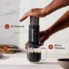 Machine à café et expresso originale AeroPress, cafetière portable de niveau Barista avec chambre, piston et filtres, machine à café et expresso rapide