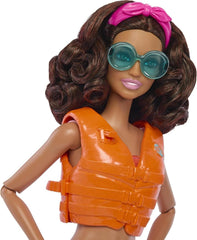 Poupée Barbie Surfeuse avec planche de surf et poignée, serviette et radio pour des aventures et des histoires sur la plage, clips et sangle de cheville pour un surf réaliste, 3 ans et plus, HPL69 Naty Shop Dolls