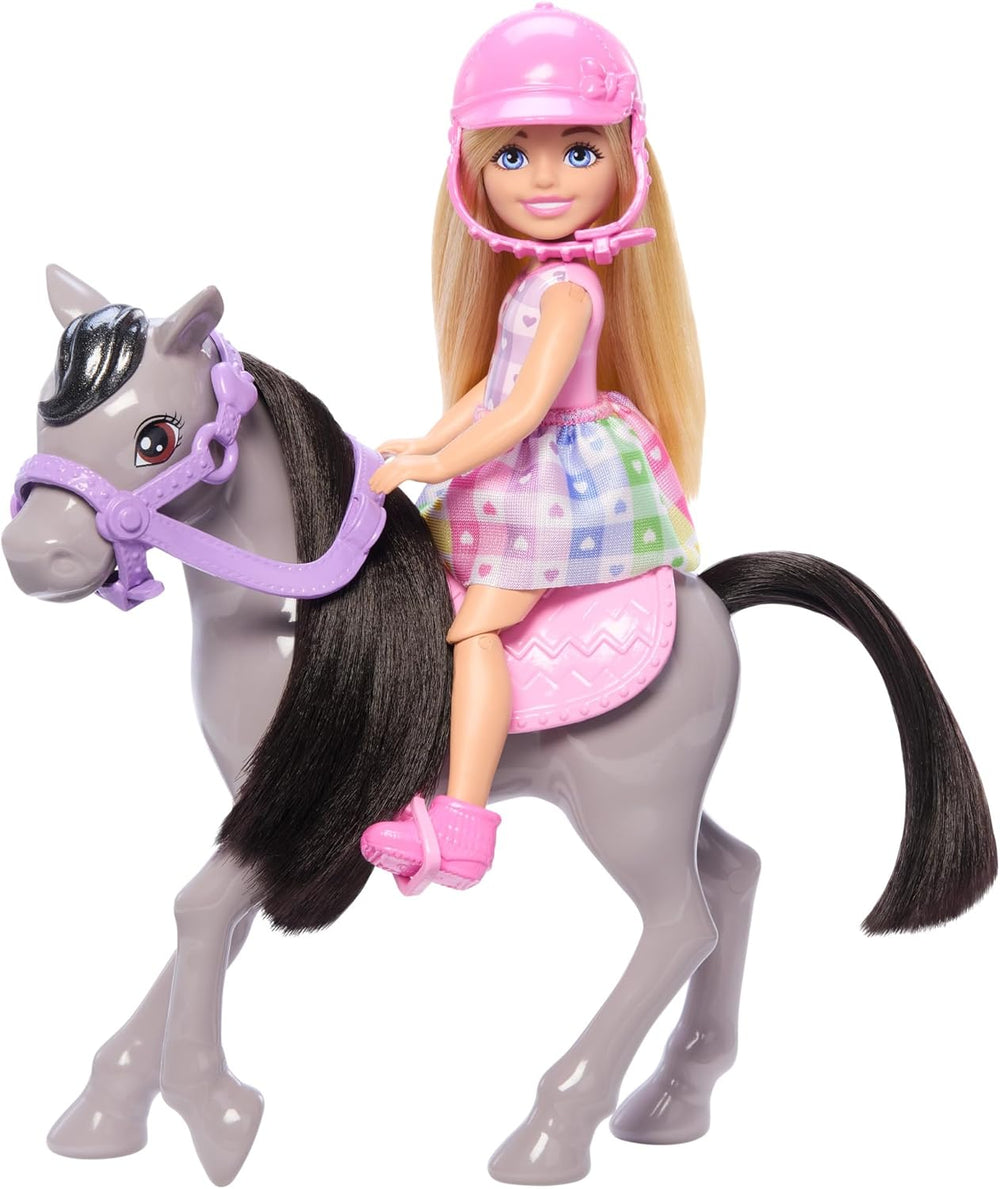 Poupée Barbie Chelsea and Ponies – Bouclez votre ceinture pour jouer et rouler en toute sécurité, selle et marches roses, comprend un casque et une jolie robe à carreaux, 3 ans et plus, HTK29