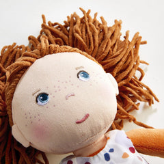 HABA Puppe Malou - 30 cm große Stoffpuppe zum Spielen und Kuscheln - Weiche und waschbare Materialien - Ideale Alternative zur Plüschpuppe - Geeignet für Kinder ab 1,5 Jahren - 2010818001