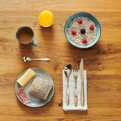 MÄSER Structure en métal, Service de table moderne pour 6 personnes avec structure couleur laiton, Service combiné de 24 pièces avec tasses sans rebord, Grès, Gris