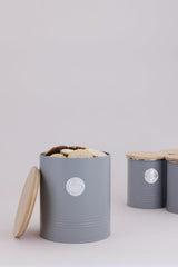 LIVING collection, borcan pentru biscuiți cu capac | gri pastel | cutie de depozitare de 3,4 L pentru biscuiți | borcan pentru biscuiți din oțel cu capac | borcane de depozitare etanșe din bambus cu capac Cutii depozitare alimente Naty Shop