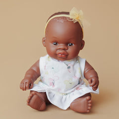Chiot Miniland, 21 cm, fille africaine. Fabriqué en Espagne. Anatomiquement correct. Collection Mon ami et moi, fille africaine