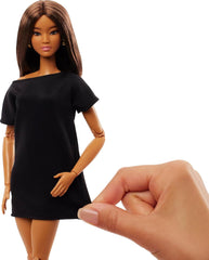 Barbie Basics Model 1, păpușă de colecție cu păr brunet, rochie mini neagră și pantofi, modă universală, corp mobil și cap interschimbabil, JBH72 Papusi Naty Shop
