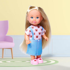 Simba Evi Love Fashion, o păpușă purtând o rochie drăguță din denim, inclusiv alte două ținute cu imprimeuri adorabile și adidași, 12 cm, vârste 3+