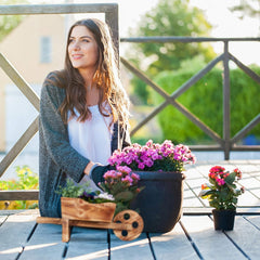 Brouette jardinière Relaxdays, bois brûlé, décoration de jardin, design vintage, à planter, HxLxP : 19 x 47 x 15 cm, naturel