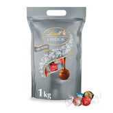Chocolat Lindt | Sac assorti LINDOR argent | Sac de 1 kg | 80 boules de chocolat au lait fondantes, 70%, arômes caramel au beurre salé et double chocolat | Cadeau de chocolat à partager