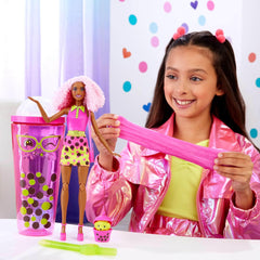 Barbie Pop Reveal Poupée Bubble Tea et accessoires, poupée mannequin parfumée Berry Bliss avec animal de compagnie, 8 surprises, avec changeur de couleur, tasse de rangement, HTJ20