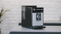 Melitta Latticia OT - Machine à expresso entièrement automatique avec système de lait, machine à expresso avec moulin pour par ex. café ou cappuccino, argent/noir