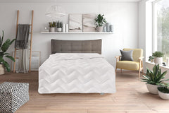 Couette d'été légère Traumnacht 155X220 Cm, couette anti-allergique, spécialement pour l'été, avec housse en microfibre douce et confortable, certifiée Oeko Tex, produite selon la norme de qualité allemande Couettes et couettes Naty Shop