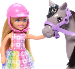 Poupée Barbie Chelsea and Ponies – Bouclez votre ceinture pour jouer et rouler en toute sécurité, selle et marches roses, comprend un casque et une jolie robe à carreaux, 3 ans et plus, HTK29