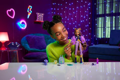 Poupée Monster High Clawdeen Wolf avec croissant de chiot et accessoires tels que cartable, calendrier, collations et plus encore, HRP65
