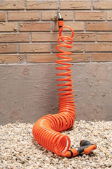 BLACK+DECKER Tuyau spiralé 15M - Tuyau d'arrosage comprenant un pulvérisateur d'arrosage et des raccords 1/2" - Plastique - Orange/Noir