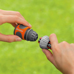 Raccord de tuyau Gardena 13 mm (1/2") et 15 mm (5/8") : connecteur enfichable pour extrémité de tuyau, évidements pour le serrage, montage facile, dans une boîte (18215-20)