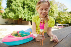 Barbie Speedboat Set, Barbiepuppe mit blonden Haaren, rosa Schwimmweste, Boot, Welpe, Zubehör, Geschenke für Kinder ab 3 Jahren, GRG30