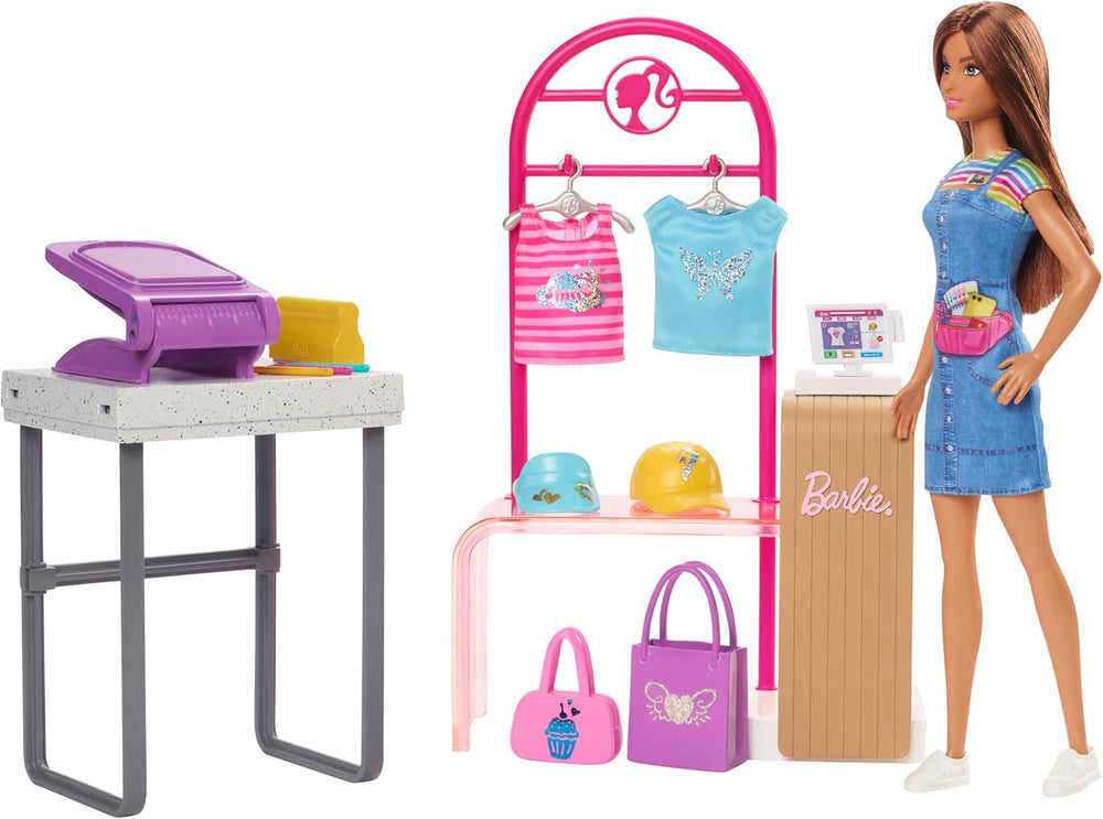 Barbie Fashion Boutique Playset – Poupée à motif aluminium, plus de 150 looks originaux, comprend 2 chemisiers et 5 feuilles aluminium, un portant et un lecteur de cartes de crédit, à partir de 3 ans, HKT78