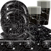 Set de tacâmuri din hârtie cu păianjeni de Halloween, format din 49 de piese, inclusiv farfurii, șervețele, pahare și față de masă. Set de tacâmuri negre pentru petrecere, cu farfurii de desert, șervețele și pahare.