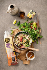 Tăiței lați de orez Wan Kwai 250g – Varietate autentică pentru Pad Thai, supe și multe altele. Vegani și fără gluten. Gata în 8 minute.