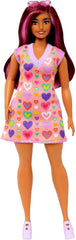 Barbie Fashionistas # 207 - Poupée avec pull-over, couleur rose, vêtements pour hommes, lunettes, plateau, chaussures, pour enfants à partir de 3 ans, HJT04