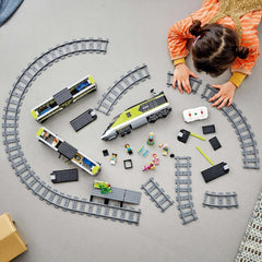 Train express de passagers LEGO City, ensemble de train télécommandé, jouet ferroviaire avec phares, 2 wagons et 24 éléments de voie, cadeau pour enfants, garçons et filles 60337 Ensembles de construction Besuche den LEGO-Store