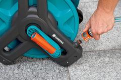 Gardena Classic Wall Hose Reel Set 50 : Enrouleur de tuyau mobile, peu encombrant, montable au mur et amovible à tout moment, avec tuyau de 20 m, buse de pulvérisation et pièces du système (8009-20)