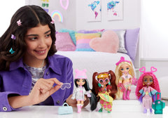 Barbie Extra Minis - Reisepuppe mit Accessoires für einen winterlichen Urlaub, inklusive Puppenständer, für Kinder ab 6 Jahren, HPB20
