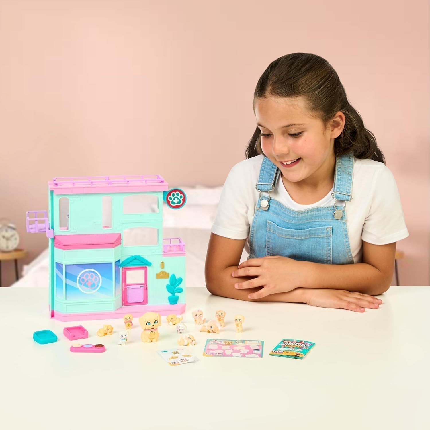 Little Live Pets Mama Surprise Families Baby Clinic Playset, 3 cățeluși Retriever incluși, Magic, Playset cu două fețe (27,8 cm lățime, 23,8 cm înălțime). Hrănire, îmbăiere și joacă, cadou pentru copii Action figures Naty Shop